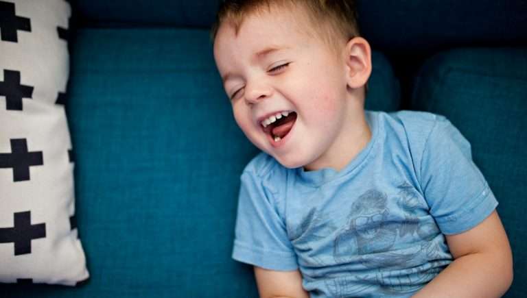 Un niño feliz es revoltoso, inquieto y ruidoso